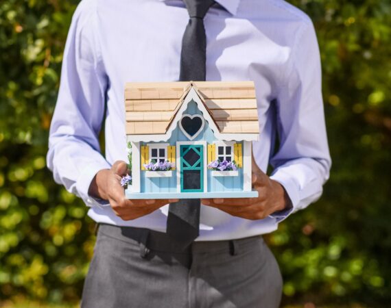 Mastering Real Estate Investments: The Advantages and Drawbacks of Collaborating with Realtors